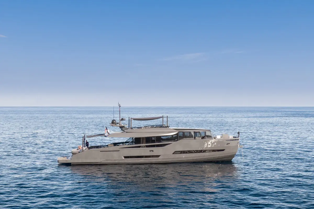 Extra 86, exterior — Sardinia Yacht Hire, Cerdeña. Sobremesa al aire libre frente a las calas