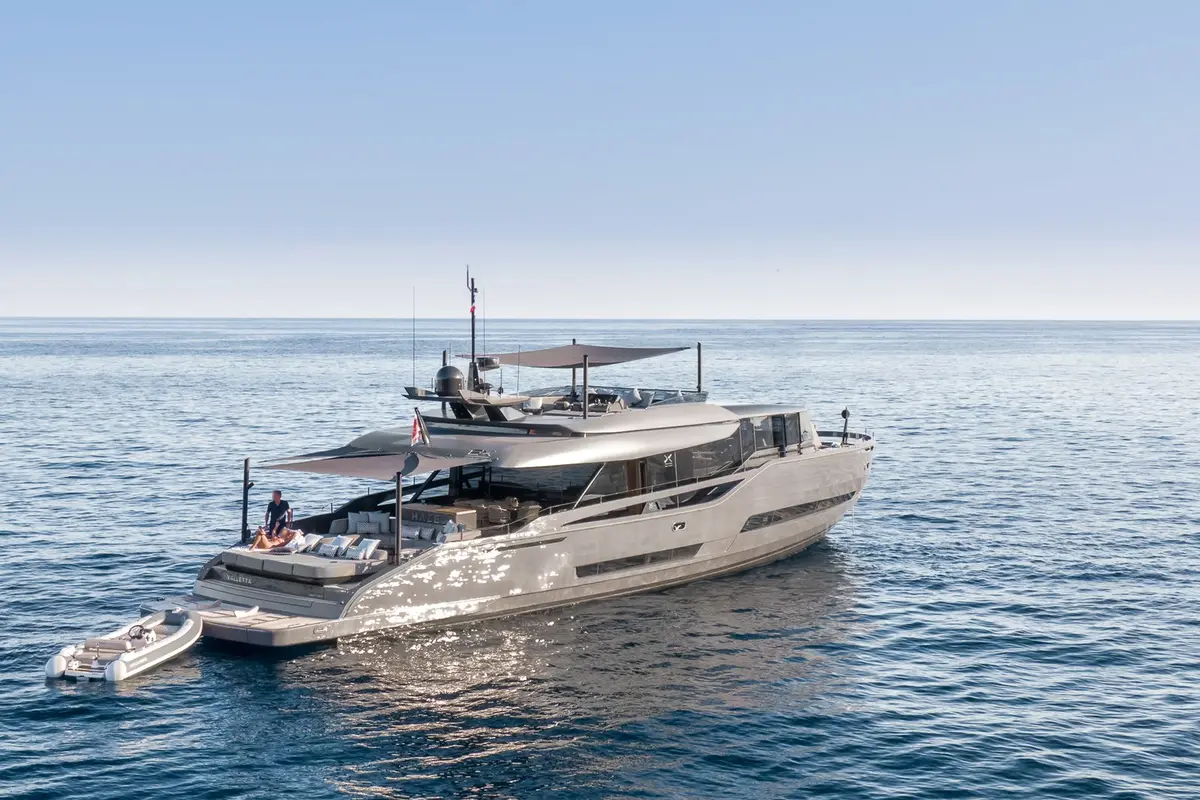 Extra 86, cubierta principal — Sardinia Yacht Hire, Cerdeña. Sobremesa al aire libre frente a las calas