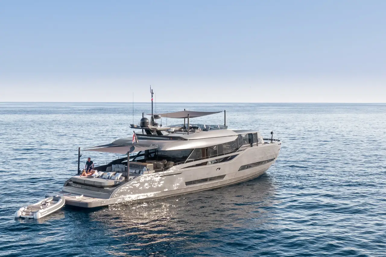 Extra 86, cubierta principal — Sardinia Yacht Hire, Cerdeña. Sobremesa al aire libre frente a las calas