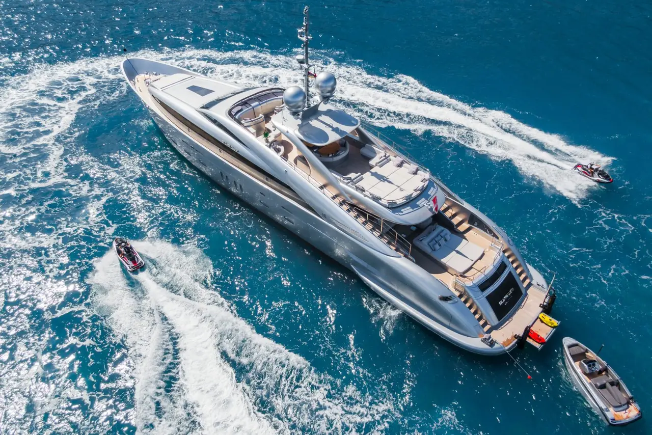 Silver Wind, Hauptdeck — Sardinia Yacht Hire, Sardinien. Beachclub auf Wasserhöhe für lange Tage am Meer