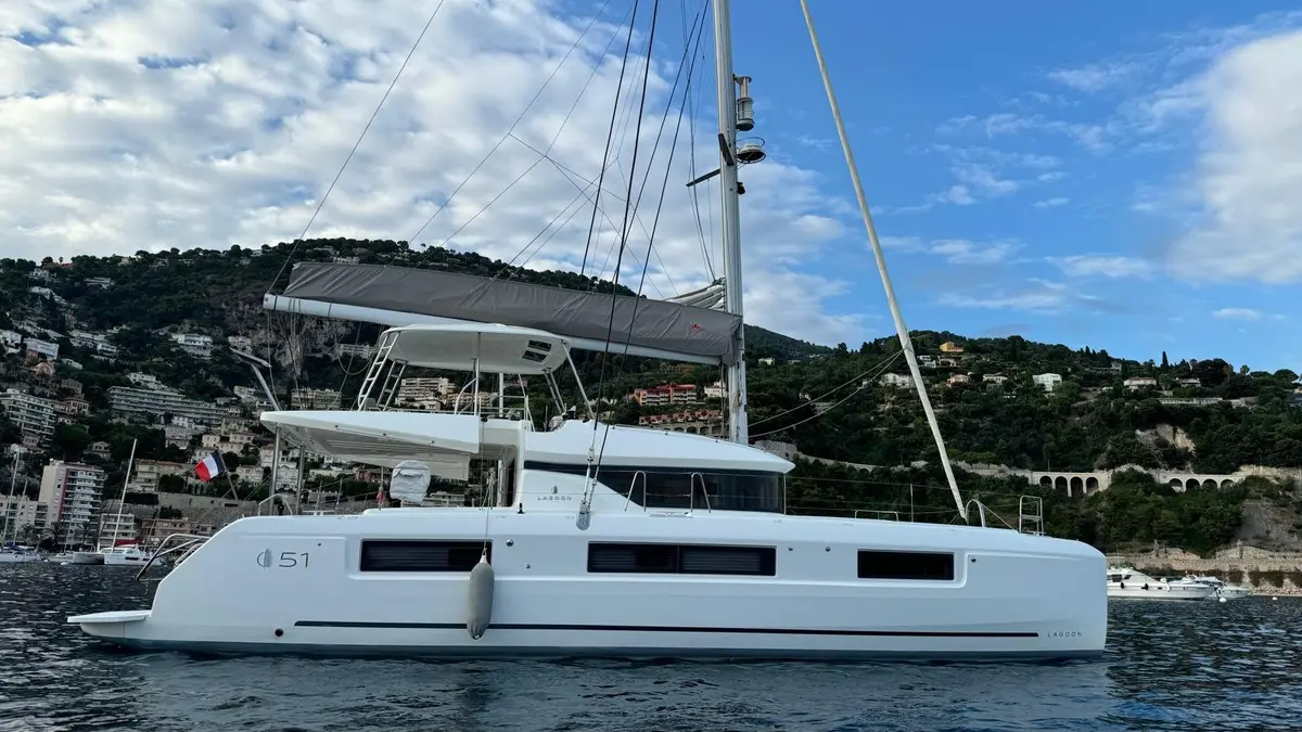 Lagoon 5.1 — Sardinia Yacht Hire, Cerdeña. Estabilidad de catamarán para grupos numerosos en aguas tranquilas
