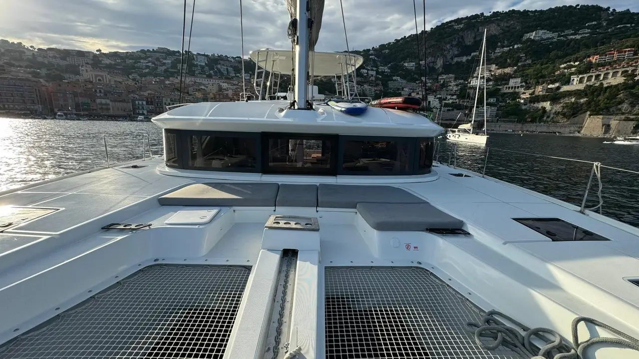 Lagoon 5.1, exterior — Sardinia Yacht Hire, Cerdeña. Estabilidad de catamarán para grupos numerosos en aguas tranquilas