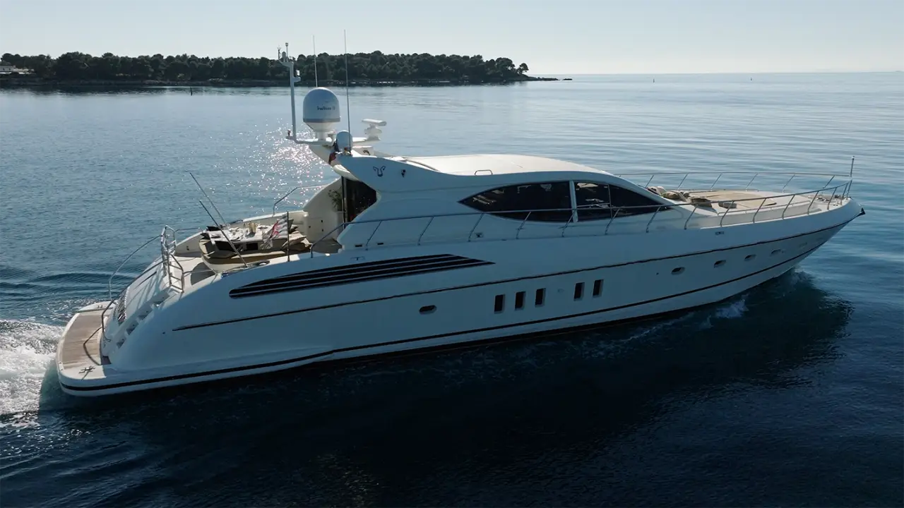 Leopard 24, Außenansicht — Sardinia Yacht Hire, Sardinien. Drei Kabinen, ruhiges Fahrtempo für kleine Gruppen