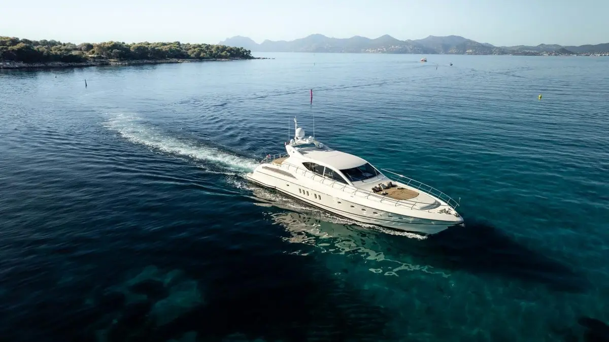 Leopard 24, ponte principale — Sardinia Yacht Hire, Sardegna. Notti all'ancora tra Porto Cervo e Maddalena