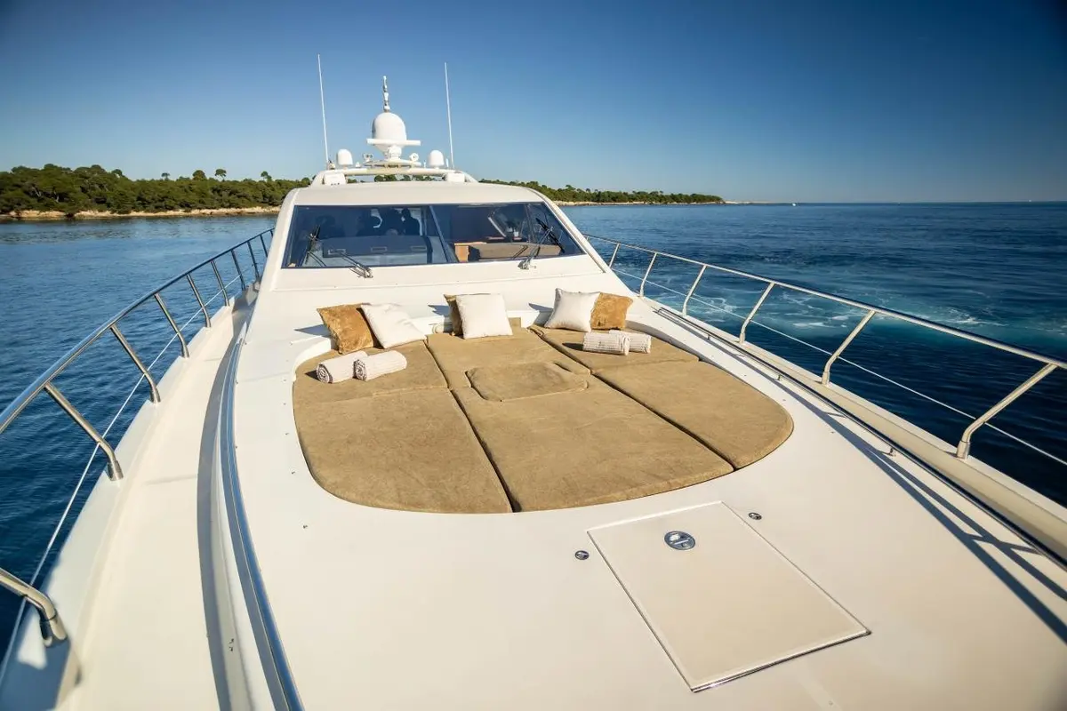 Leopard 24, ponte di poppa — Sardinia Yacht Hire, Sardegna. Notti all'ancora tra Porto Cervo e Maddalena