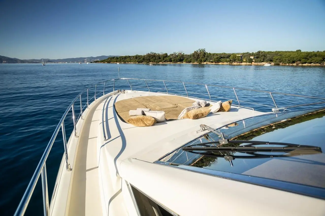 Leopard 24, Salon — Sardinia Yacht Hire, Sardinien. Drei Kabinen, ruhiges Fahrtempo für kleine Gruppen