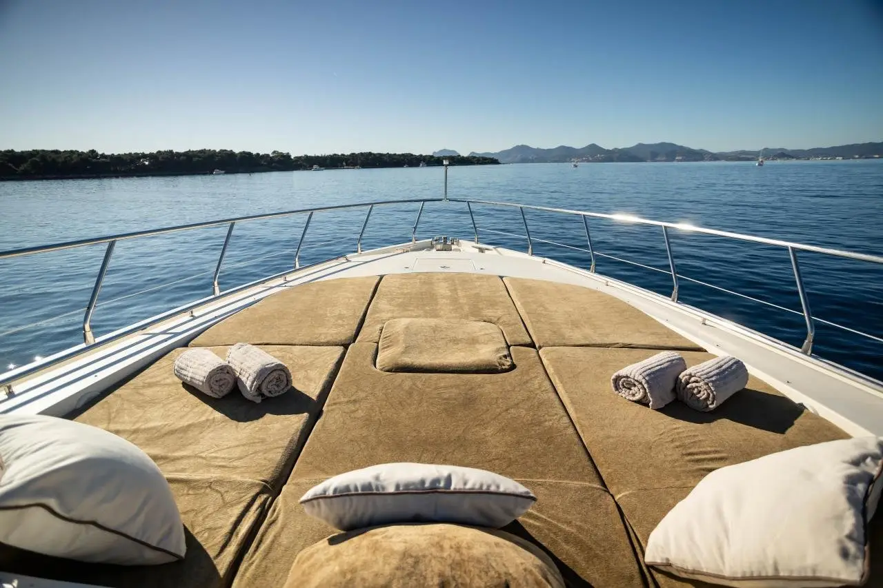 Leopard 24, Hauptkabine — Sardinia Yacht Hire, Sardinien. Drei Kabinen, ruhiges Fahrtempo für kleine Gruppen