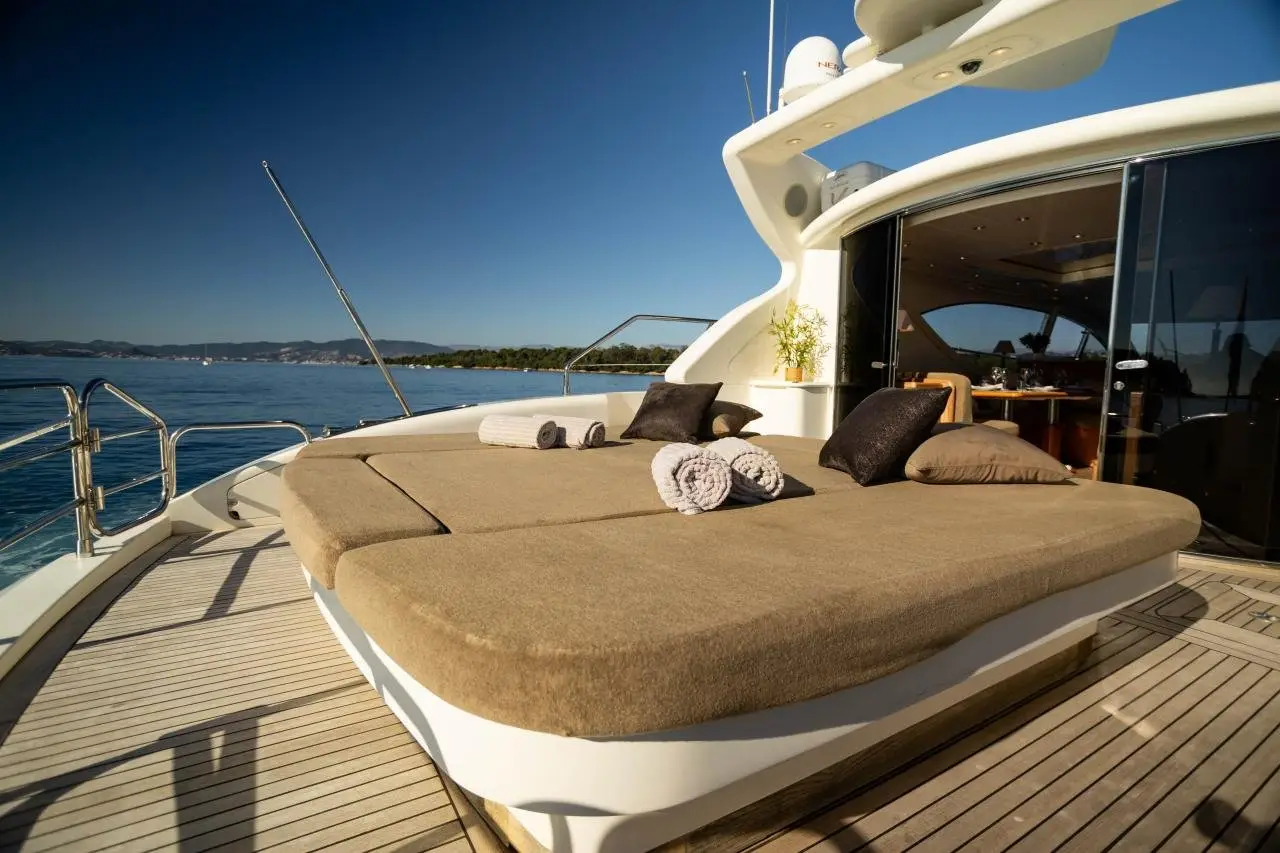 Leopard 24, Flybridge — Sardinia Yacht Hire, Sardinien. Drei Kabinen, ruhiges Fahrtempo für kleine Gruppen