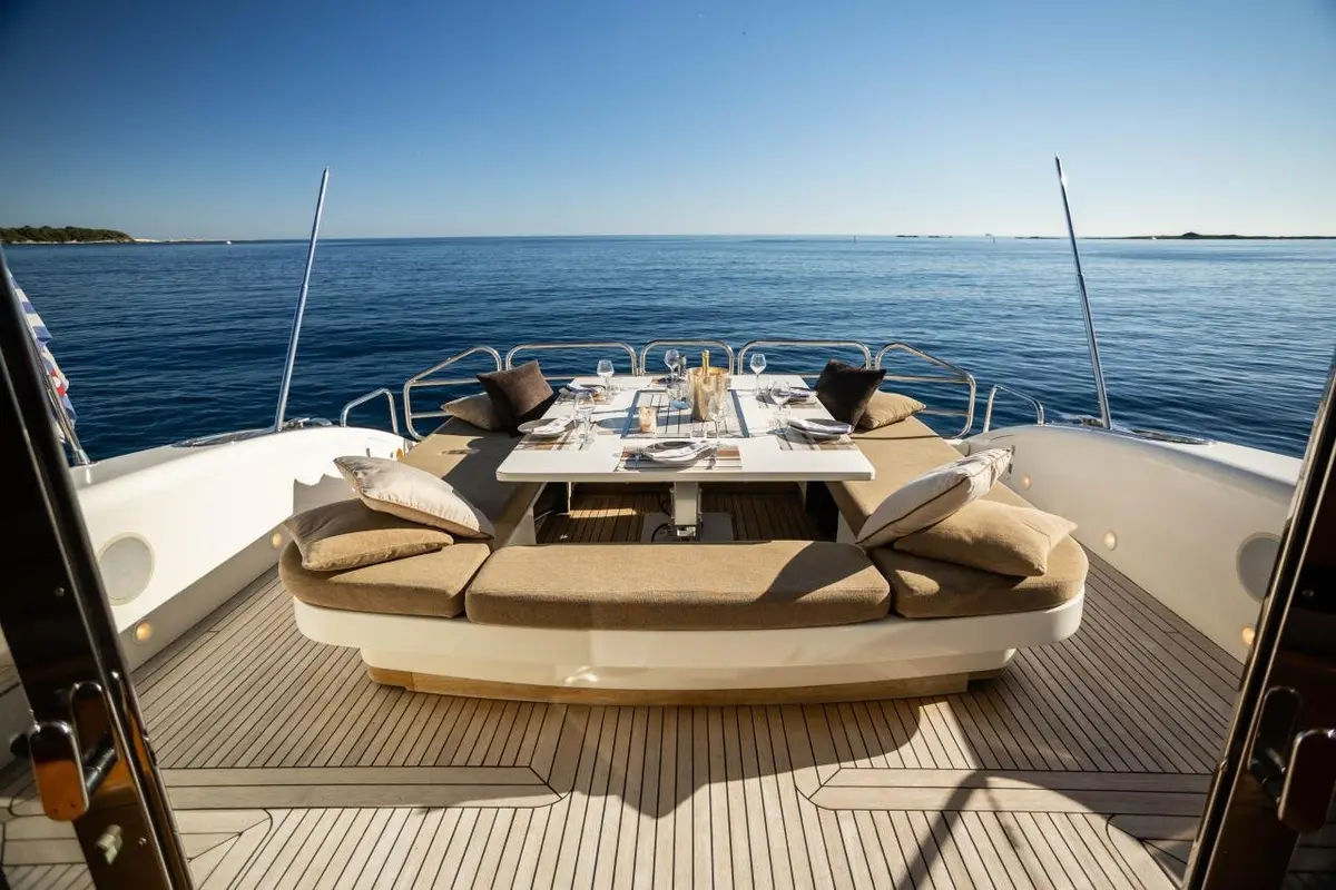 Leopard 24, esterno — Sardinia Yacht Hire, Sardegna. Notti all'ancora tra Porto Cervo e Maddalena