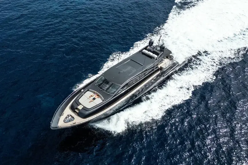 Leopard 31, esterno — Sardinia Yacht Hire, Sardegna. Quattro cabine e rotta libera lungo la Costa Smeralda