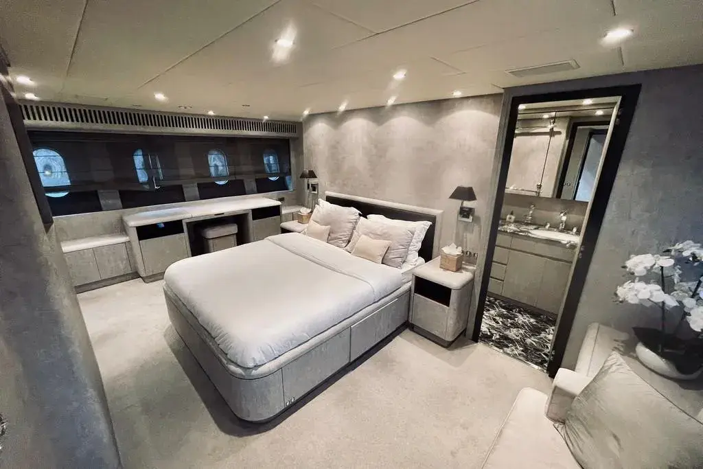 Leopard 31, salon — Sardinia Yacht Hire, Sardegna. Quattro cabine e rotta libera lungo la Costa Smeralda