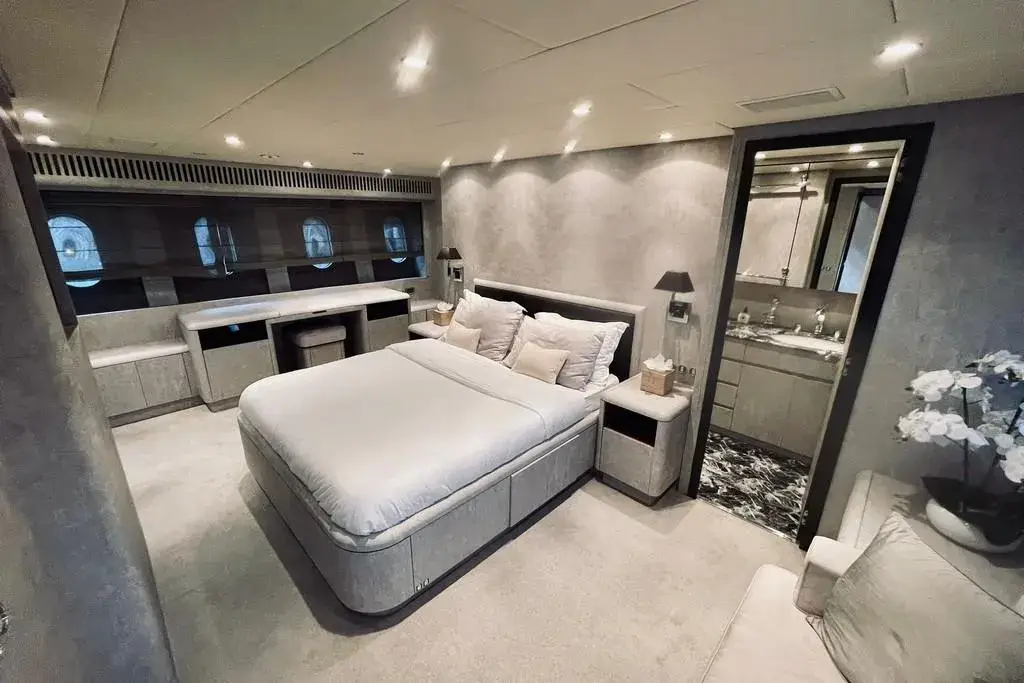 Leopard 31, Salon — Sardinia Yacht Hire, Sardinien. Vier Kabinen, ruhige Fahrt entlang der Costa Smeralda