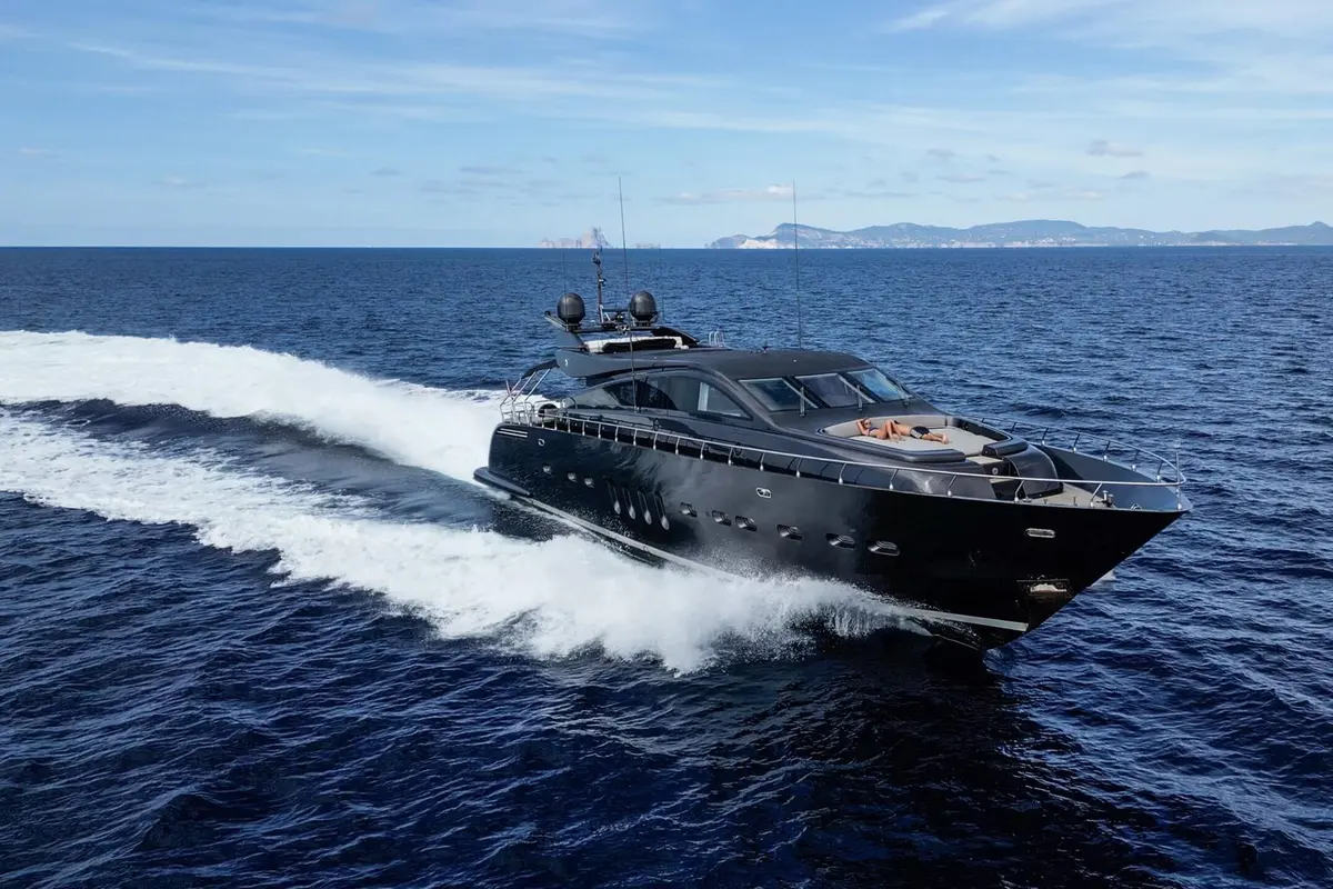 Leopard 31, cabina principale — Sardinia Yacht Hire, Sardegna. Quattro cabine e rotta libera lungo la Costa Smeralda