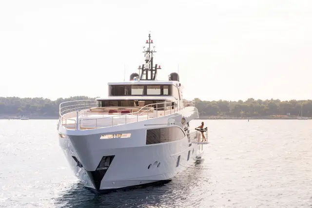 Majesty 100 — Sardinia Yacht Hire, Cerdeña