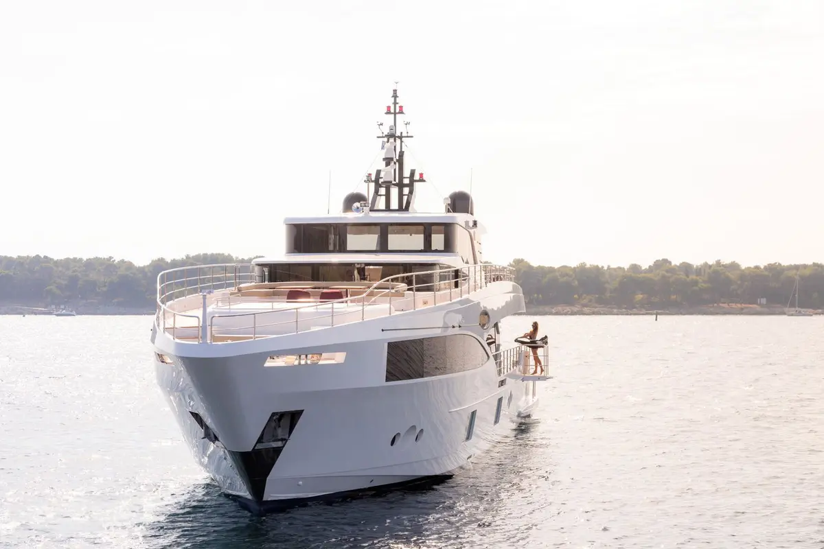 Majesty 100 — Sardinia Yacht Hire, Sardegna. Cinque cabine, rotte di più giorni sulla Costa Smeralda