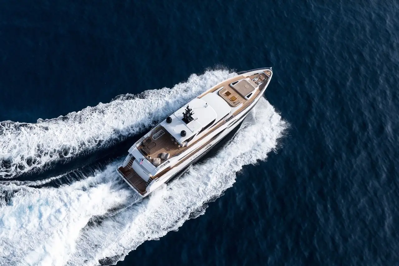 Majesty 100, esterno — Sardinia Yacht Hire, Sardegna. Cinque cabine, rotte di più giorni sulla Costa Smeralda