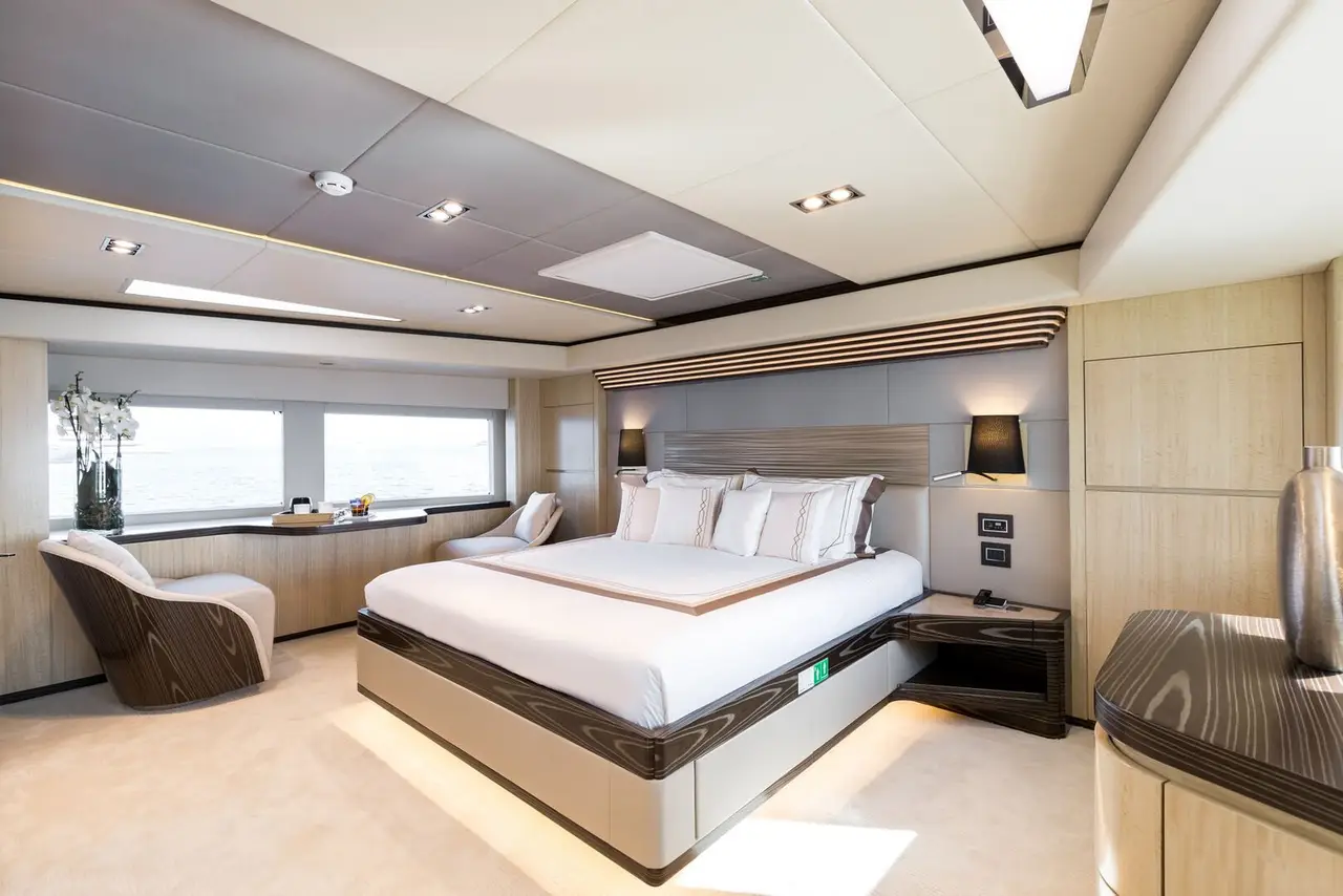 Majesty 100, ponte di poppa — Sardinia Yacht Hire, Sardegna. Cinque cabine, rotte di più giorni sulla Costa Smeralda
