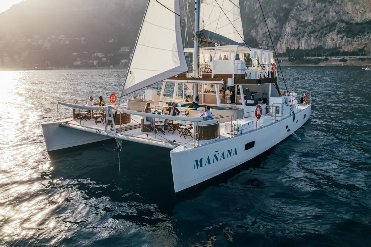 Manana Yacht — Sardinia Yacht Hire, Sardinien. Weites Deck für große Gruppen vor Sardinien