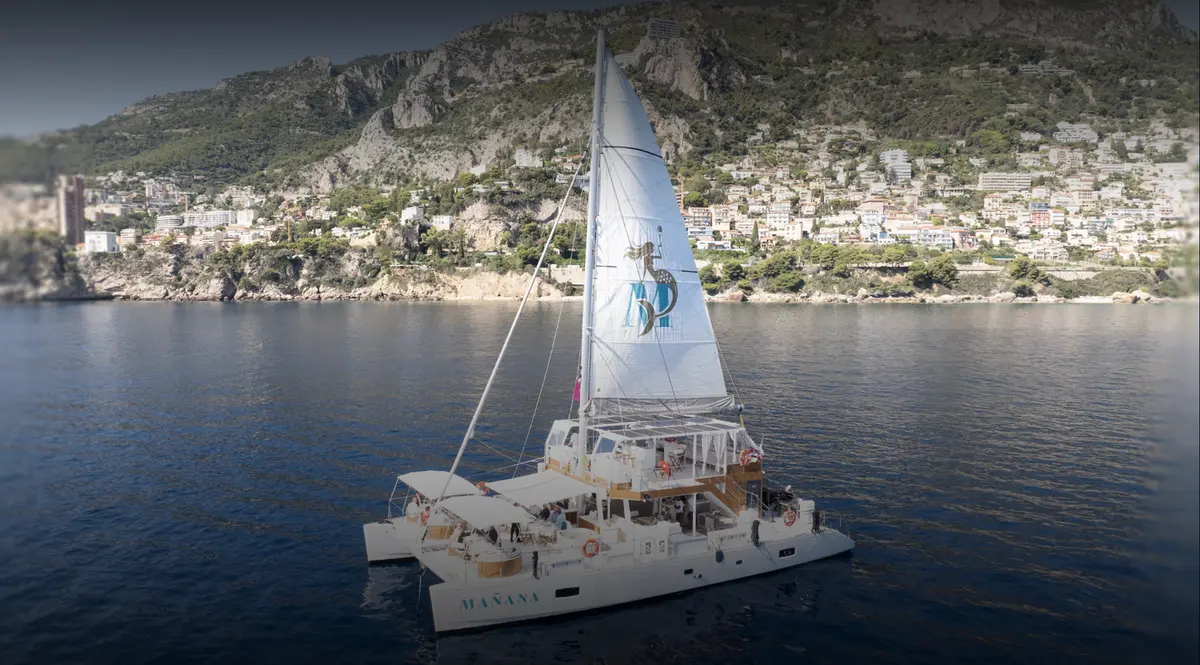 Manana Yacht, Außenansicht — Sardinia Yacht Hire, Sardinien. Weites Deck für große Gruppen vor Sardinien