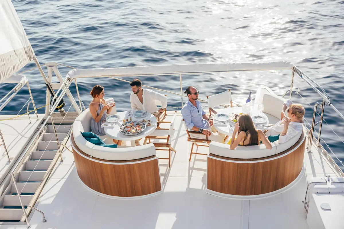 Manana Yacht, Hauptdeck — Sardinia Yacht Hire, Sardinien. Weites Deck für große Gruppen vor Sardinien