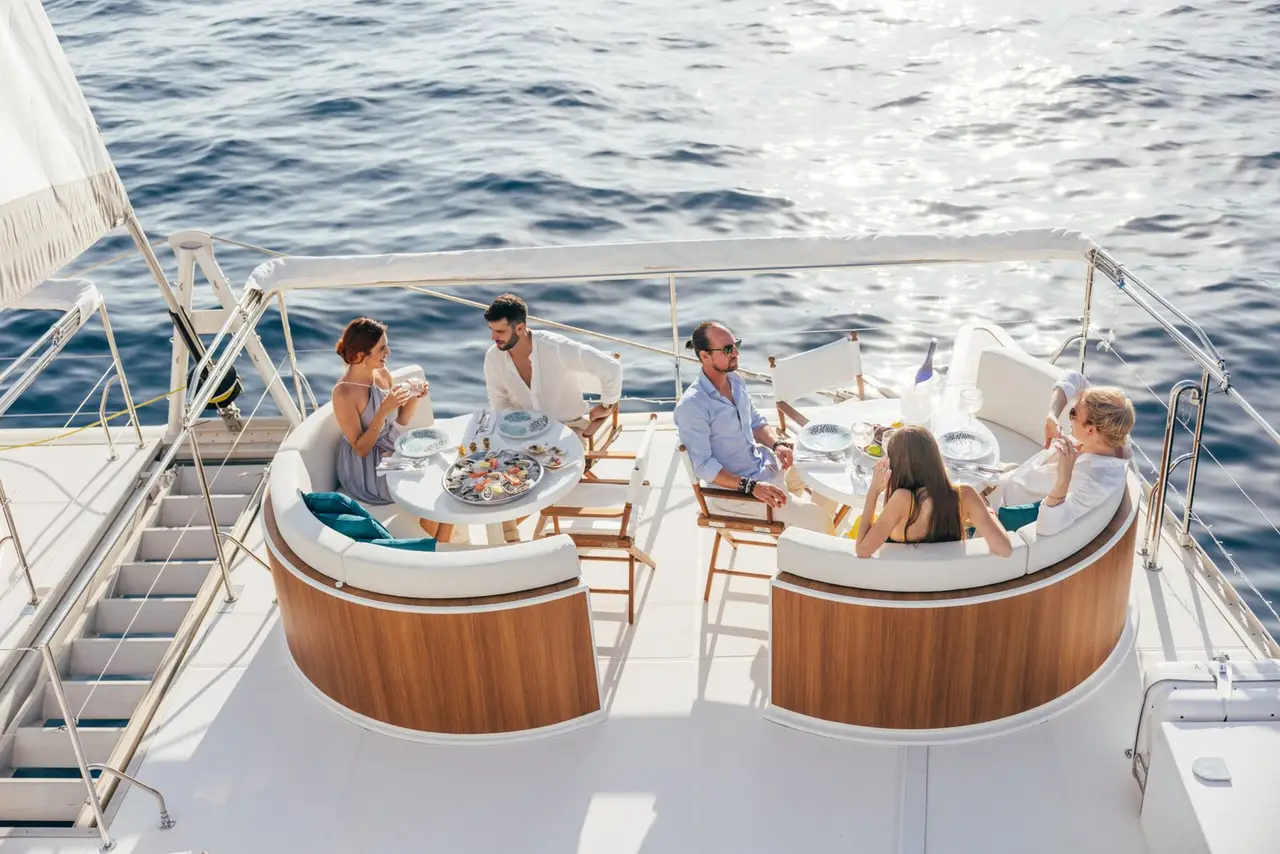 Manana Yacht, Hauptdeck — Sardinia Yacht Hire, Sardinien. Weites Deck für große Gruppen vor Sardinien