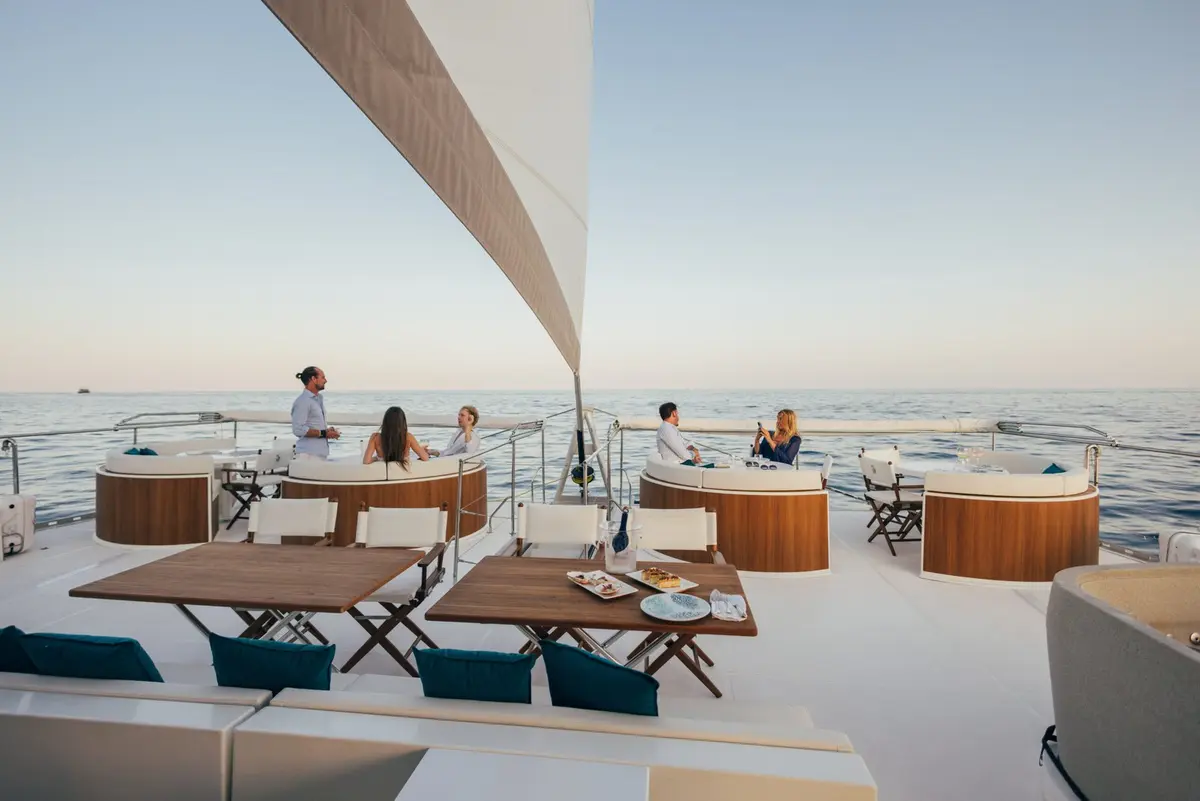 Manana Yacht, Achterdeck — Sardinia Yacht Hire, Sardinien. Weites Deck für große Gruppen vor Sardinien