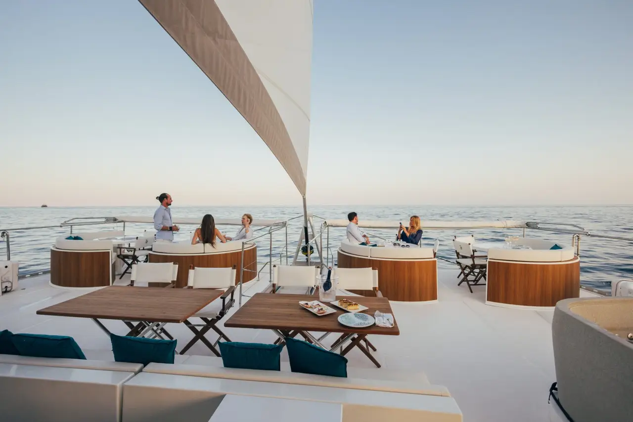 Manana Yacht, Achterdeck — Sardinia Yacht Hire, Sardinien. Weites Deck für große Gruppen vor Sardinien