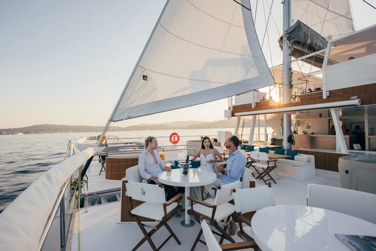 Manana Yacht, Salon — Sardinia Yacht Hire, Sardinien. Weites Deck für große Gruppen vor Sardinien