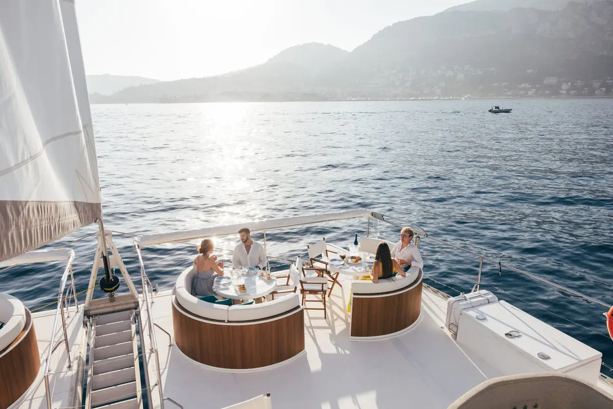 Manana Yacht, Hauptkabine — Sardinia Yacht Hire, Sardinien. Weites Deck für große Gruppen vor Sardinien
