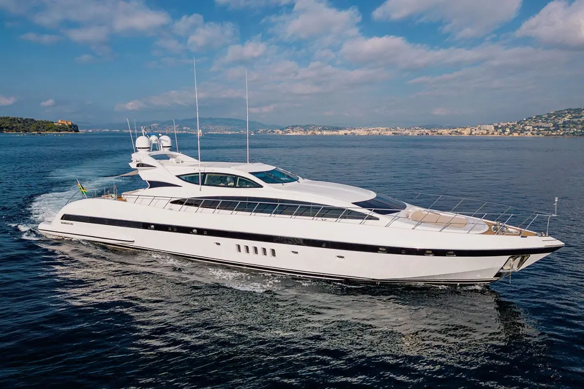 Mangusta 105 — Sardinia Yacht Hire, Cerdeña. Planeador de 31 metros para tramos veloces de costa