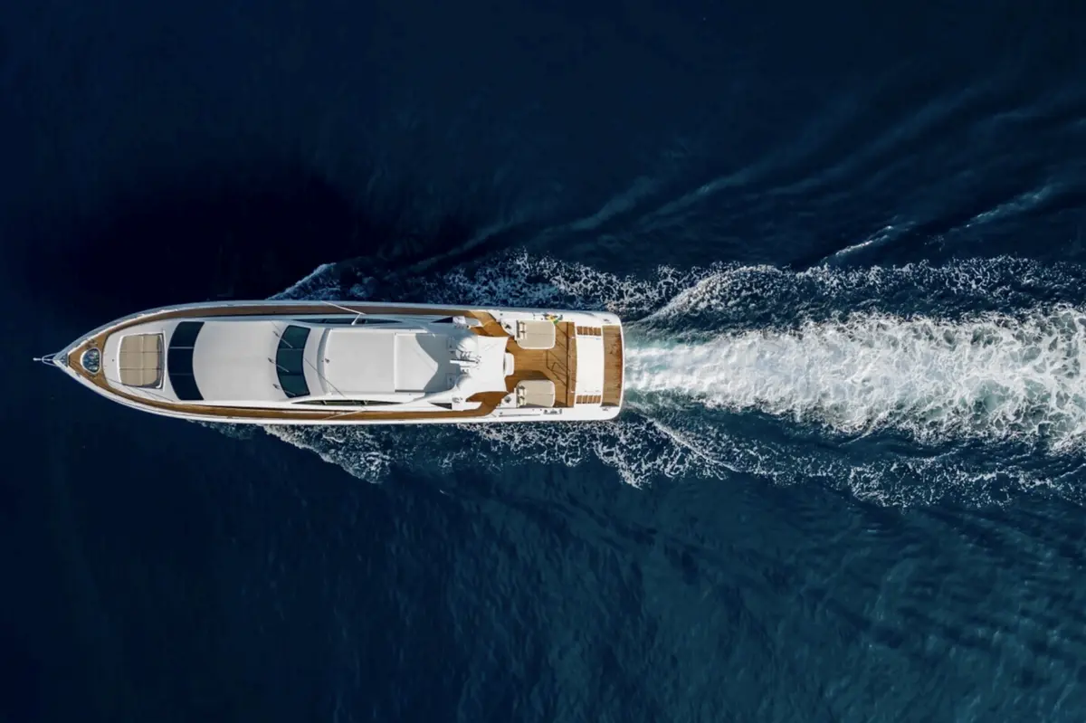 Mangusta 105, exterior — Sardinia Yacht Hire, Cerdeña. Planeador de 31 metros para tramos veloces de costa