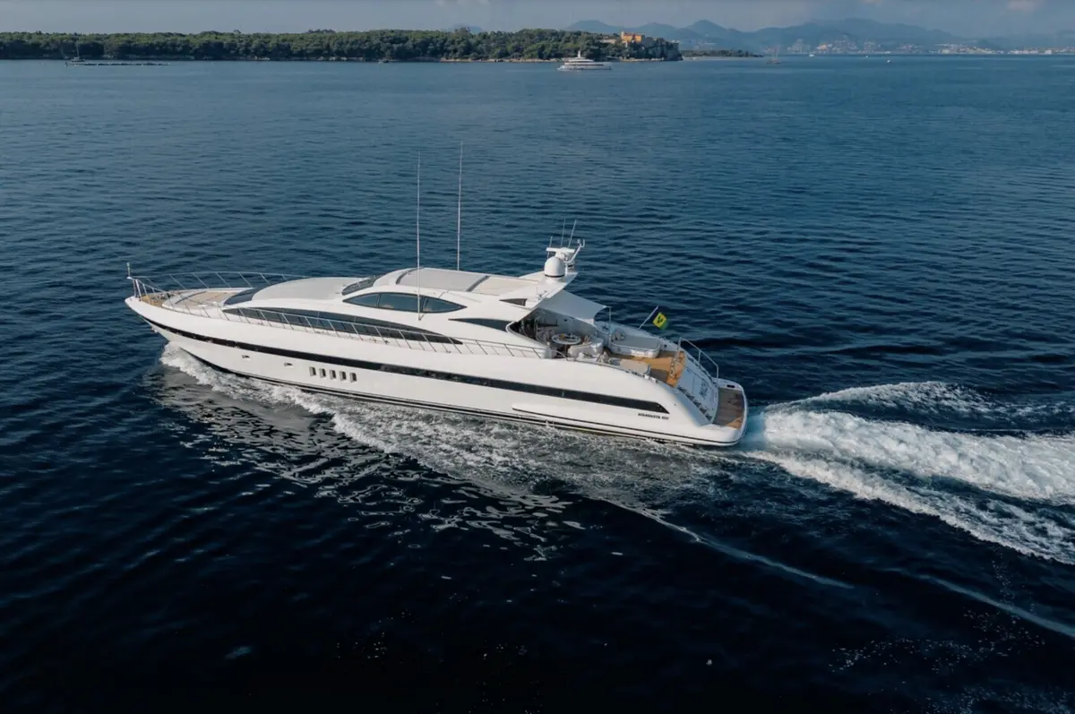 Mangusta 105, cubierta principal — Sardinia Yacht Hire, Cerdeña. Planeador de 31 metros para tramos veloces de costa