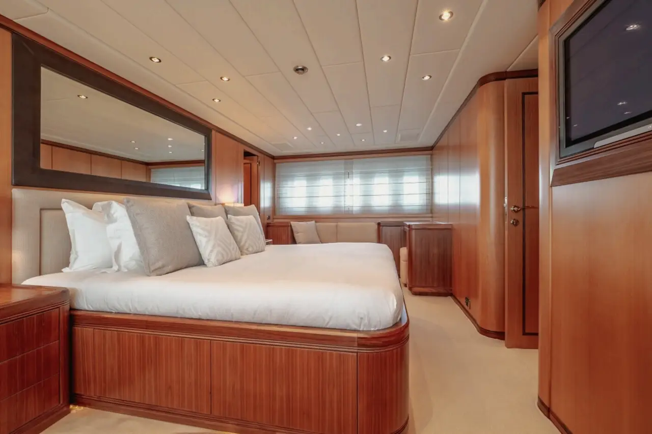 Mangusta 105, salón — Sardinia Yacht Hire, Cerdeña. Planeador de 31 metros para tramos veloces de costa
