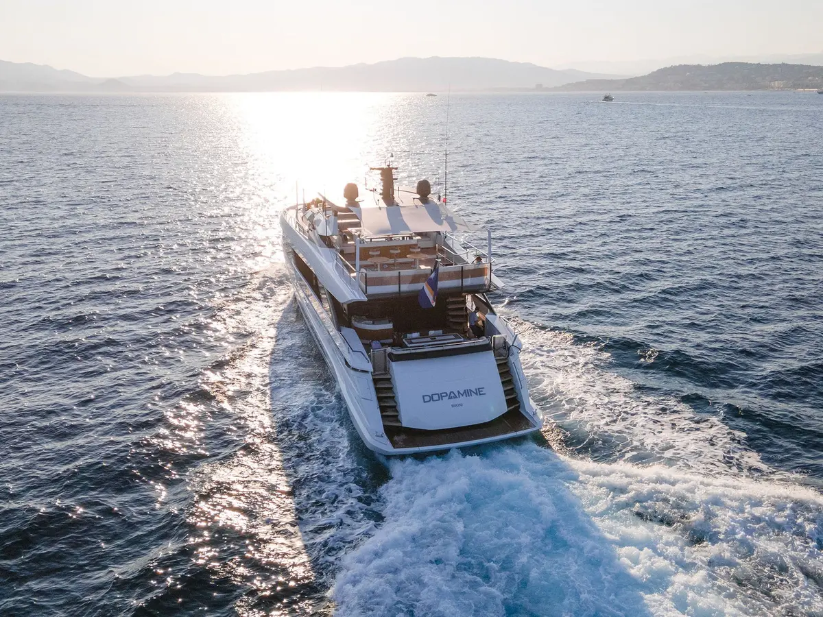 Mangusta 33, Salon — Sardinia Yacht Hire, Sardinien. Schlanke Silhouette für Tagesfahrten zu den Maddalena-Inseln