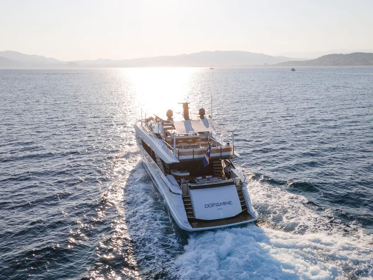Mangusta 33, Hauptkabine — Sardinia Yacht Hire, Sardinien. Schlanke Silhouette für Tagesfahrten zu den Maddalena-Inseln