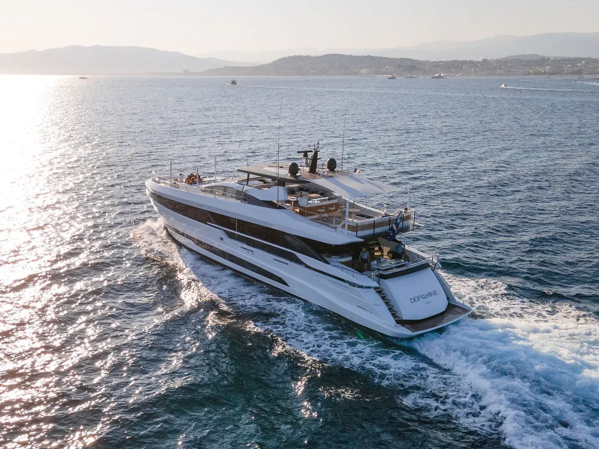 Mangusta 33, Flybridge — Sardinia Yacht Hire, Sardinien. Schlanke Silhouette für Tagesfahrten zu den Maddalena-Inseln
