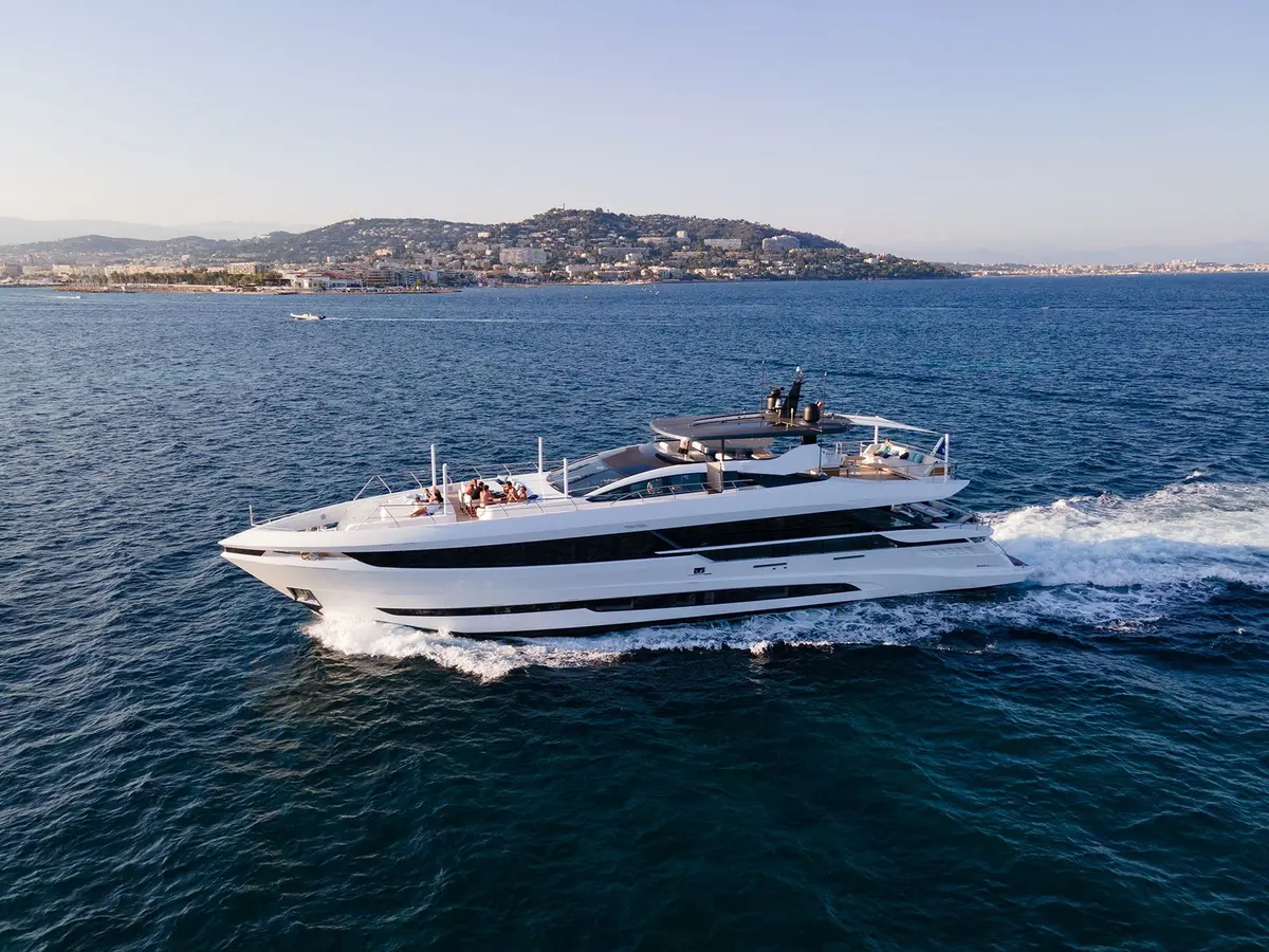 Mangusta 33, Außenansicht — Sardinia Yacht Hire, Sardinien. Schlanke Silhouette für Tagesfahrten zu den Maddalena-Inseln