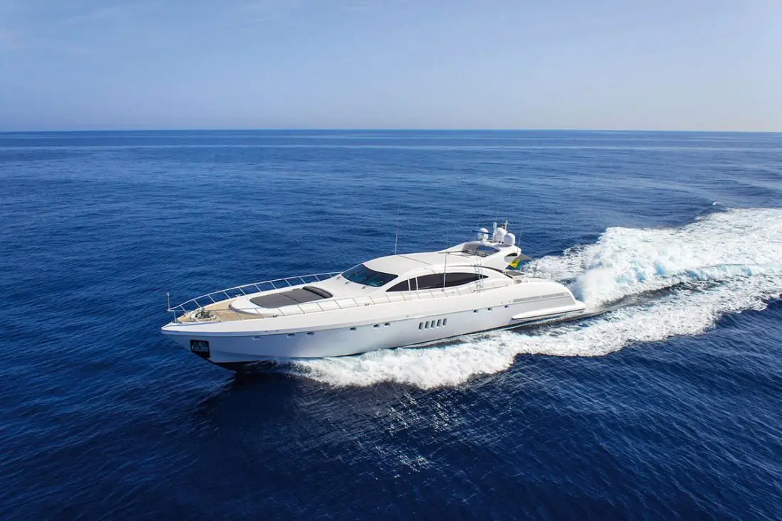 Mangusta 108 — Sardinia Yacht Hire, Cerdeña. Velocidad deportiva y ritmo alto por la Costa Smeralda