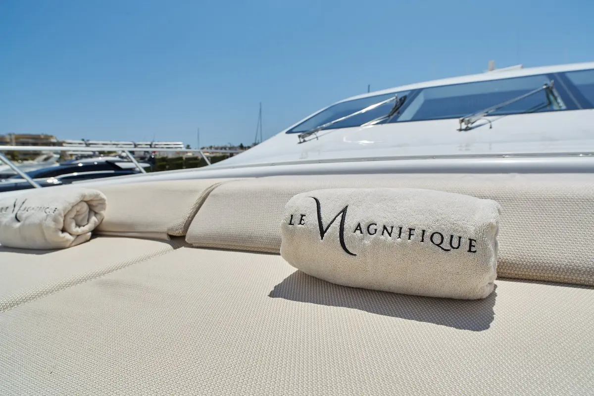 Mangusta 108, exterior — Sardinia Yacht Hire, Cerdeña. Velocidad deportiva y ritmo alto por la Costa Smeralda