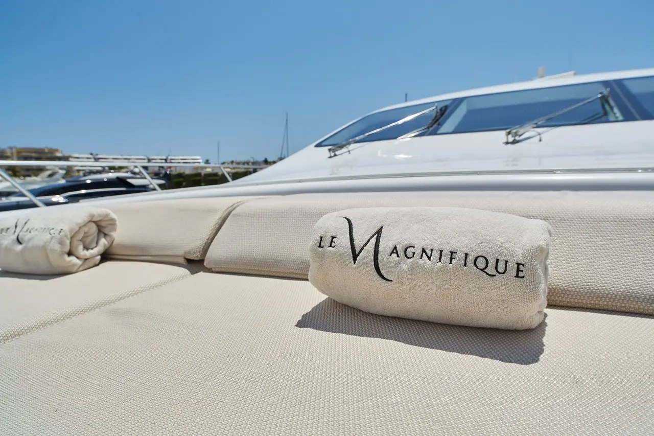 Mangusta 108, exterior — Sardinia Yacht Hire, Cerdeña. Velocidad deportiva y ritmo alto por la Costa Smeralda