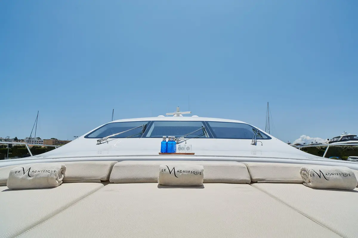 Mangusta 108, cubierta principal — Sardinia Yacht Hire, Cerdeña. Velocidad deportiva y ritmo alto por la Costa Smeralda