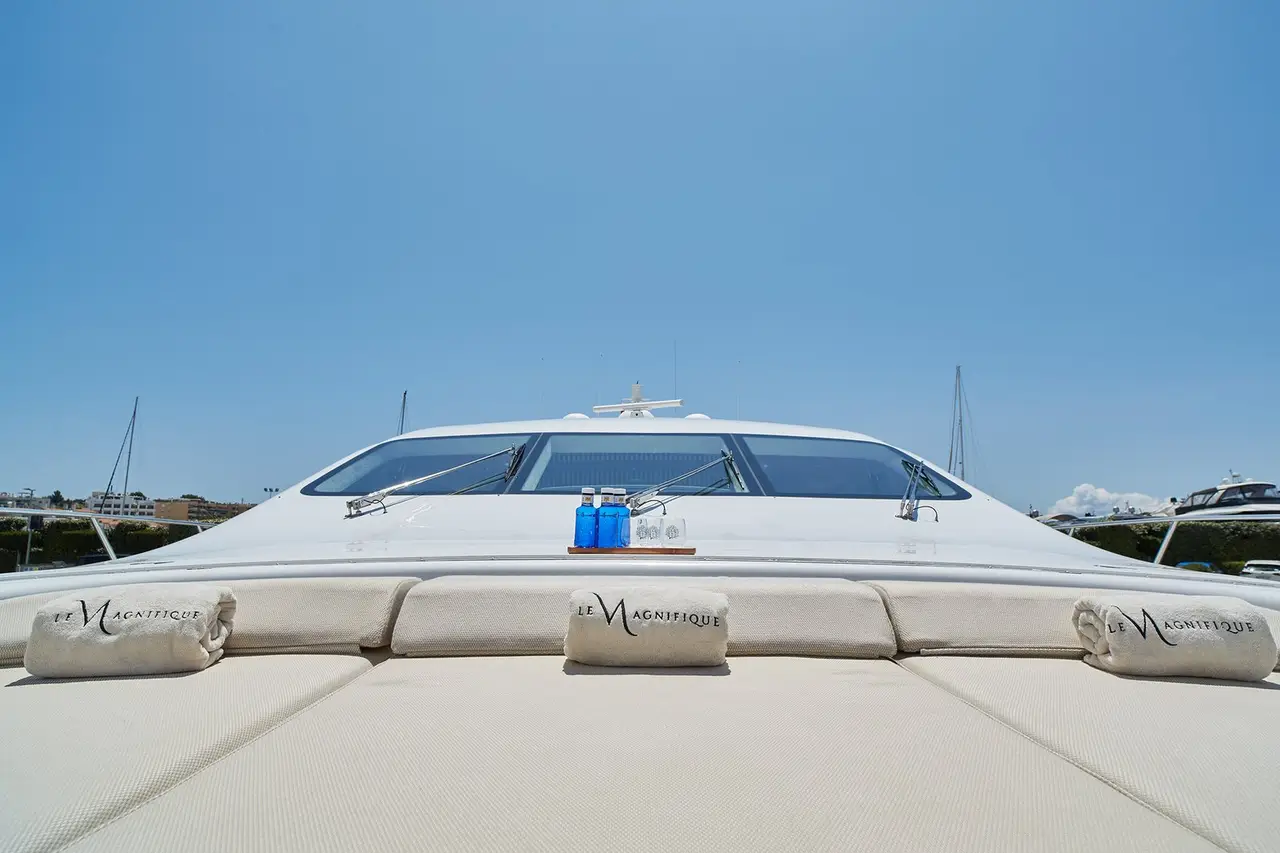 Mangusta 108, cubierta principal — Sardinia Yacht Hire, Cerdeña. Velocidad deportiva y ritmo alto por la Costa Smeralda