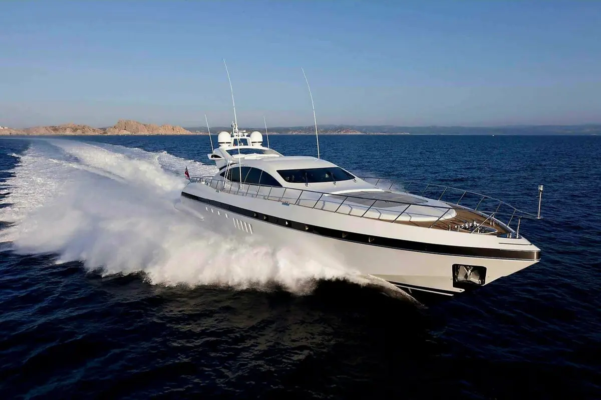 Mangusta 92 — Sardinia Yacht Hire, Sardinien. Schnelles Profil für lange Tage an der Costa Smeralda