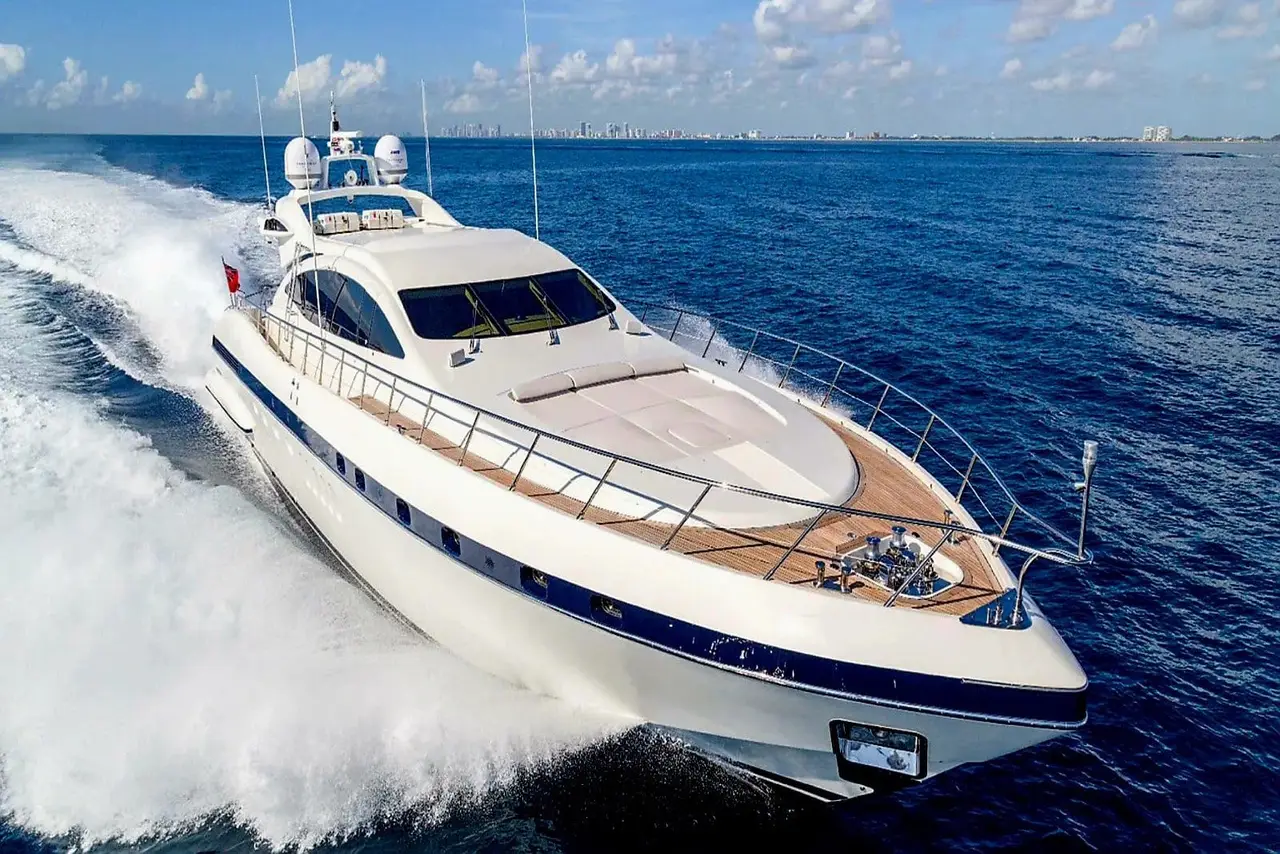 Mangusta 92, Außenansicht — Sardinia Yacht Hire, Sardinien. Schnelles Profil für lange Tage an der Costa Smeralda