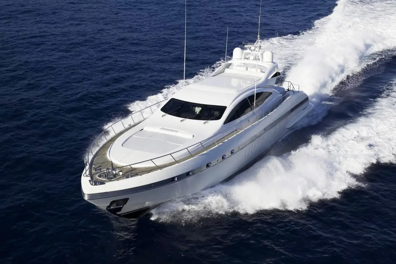 Mangusta 92, Hauptdeck — Sardinia Yacht Hire, Sardinien. Schnelles Profil für lange Tage an der Costa Smeralda