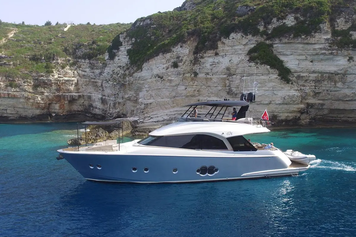 MCY66 — Sardinia Yacht Hire, Sardegna. Venti metri, tre cabine, rotte multigiorno in Sardegna