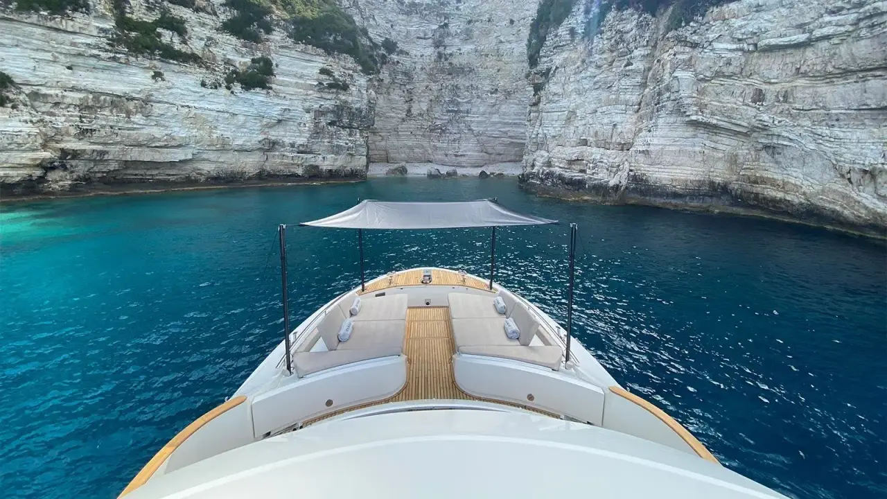 MCY66, Außenansicht — Sardinia Yacht Hire, Sardinien. Kompaktes Format für Familien-Törns an der Costa Smeralda