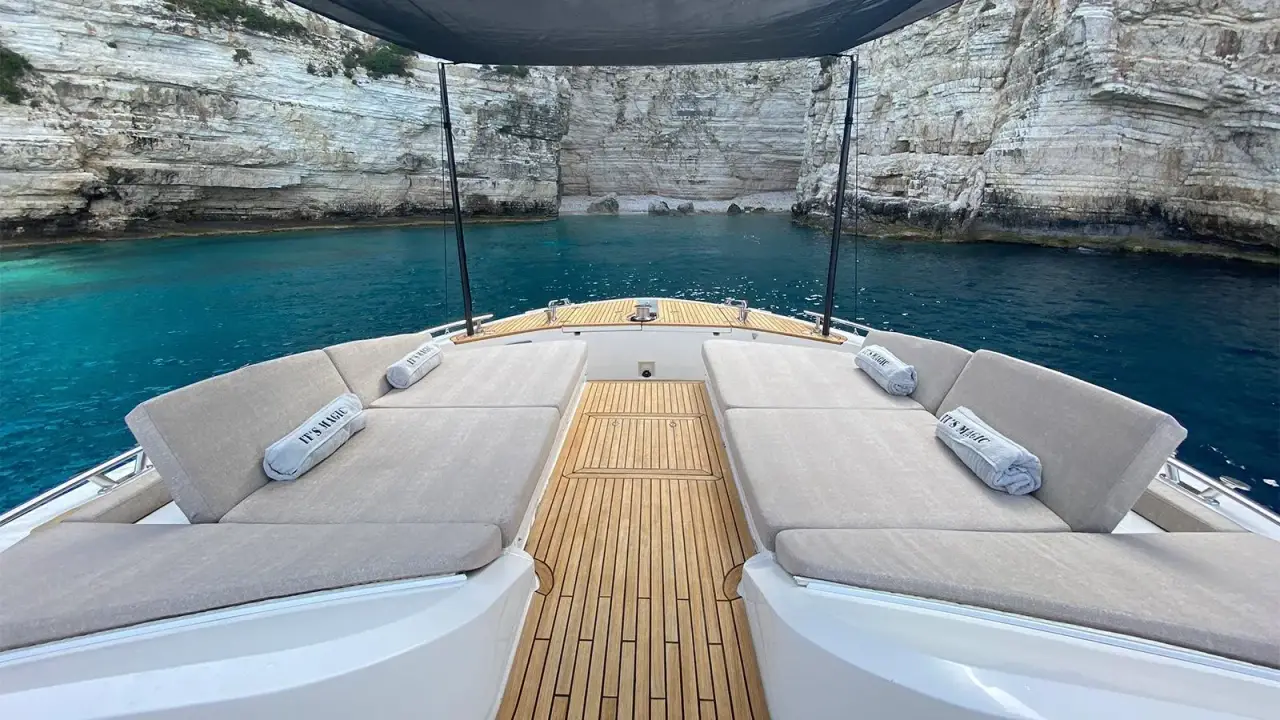 MCY66, Hauptdeck — Sardinia Yacht Hire, Sardinien. Kompaktes Format für Familien-Törns an der Costa Smeralda