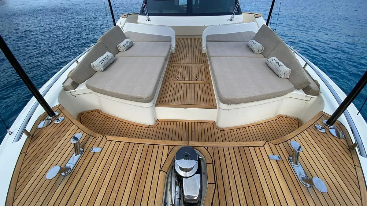 MCY66, ponte di poppa — Sardinia Yacht Hire, Sardegna. Venti metri, tre cabine, rotte multigiorno in Sardegna
