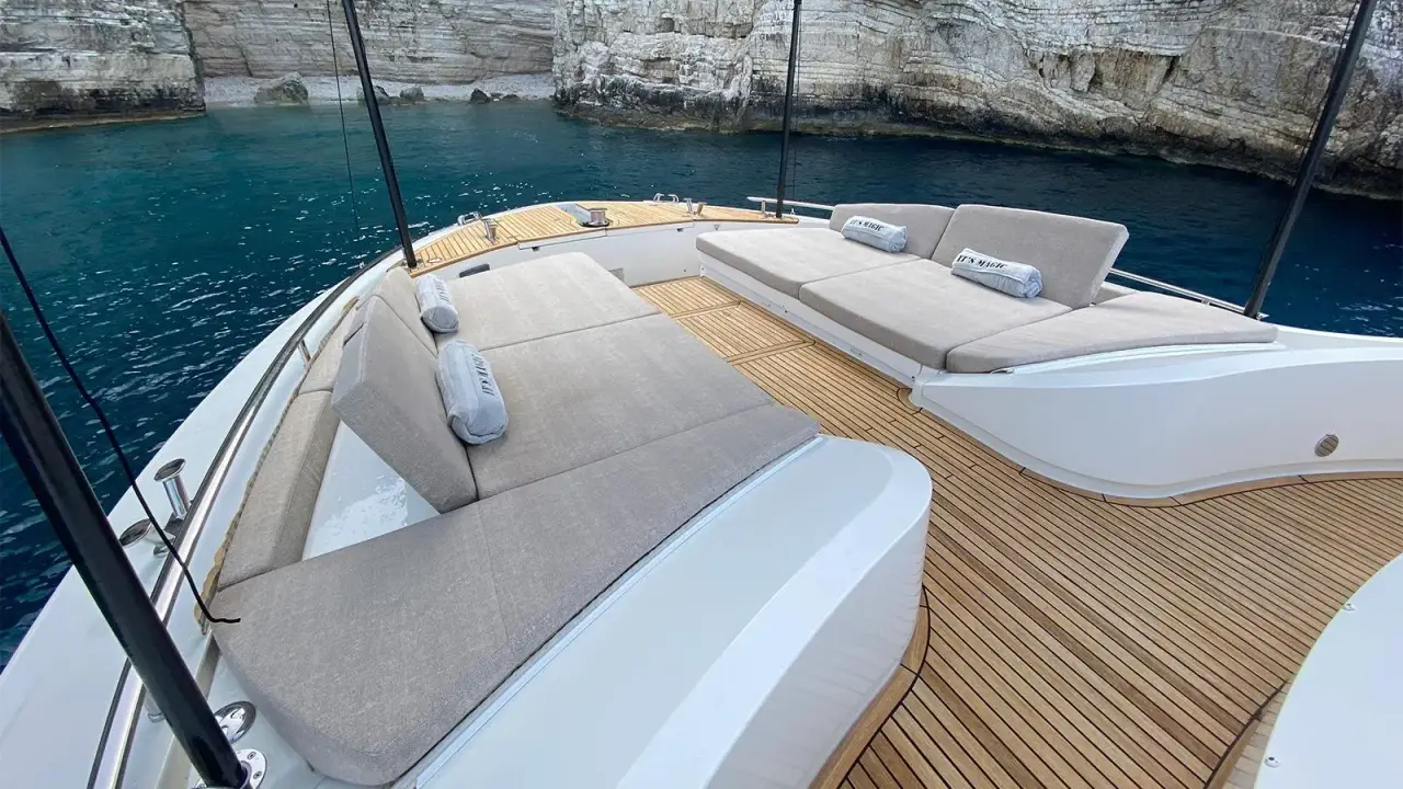 MCY66, Salon — Sardinia Yacht Hire, Sardinien. Kompaktes Format für Familien-Törns an der Costa Smeralda